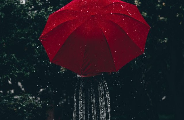 Cod galben de ploi torentiale si vijelii in 31 de judete, pana luni seara