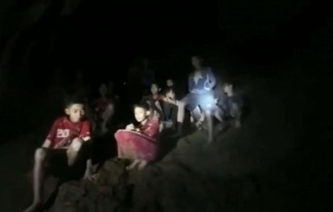 A inceput operatiunea de salvare a copiilor blocati in pestera din Thailanda. Cum vor fi scosi