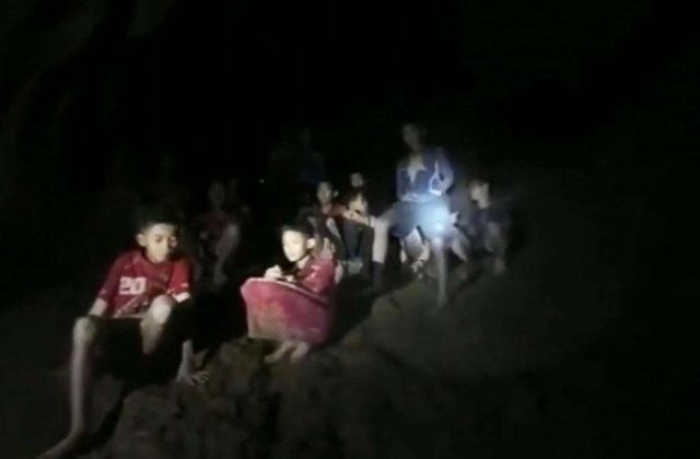 A inceput operatiunea de salvare a copiilor blocati in pestera din Thailanda. Cum vor fi scosi