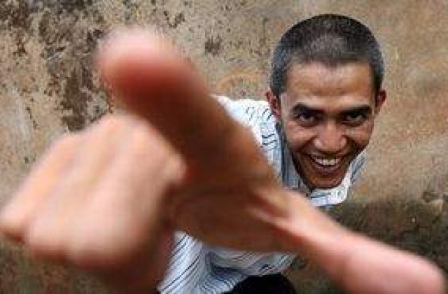 Celebru si bogat, pentru ca seamana cu Obama