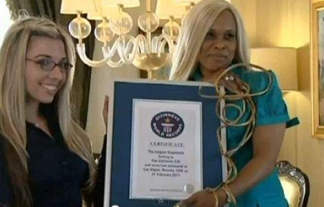  Video  Femeia cu cele mai lungi unghii din lume