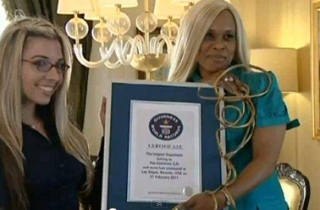 [VIDEO] Femeia cu cele mai lungi unghii din lume