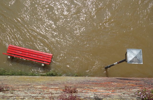 Cod ROSU de inundatii pe rauri din trei judete