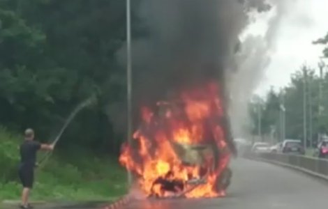 Un microbuz a luat foc pe Soseaua Pipera din Capitala