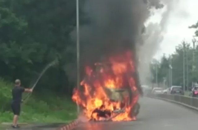 Un microbuz a luat foc pe Soseaua Pipera din Capitala