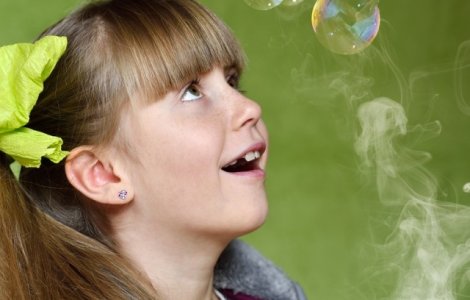 Studiu: Copiii expusi fumatului pasiv se confrunta cu un risc mai mare de a sforai