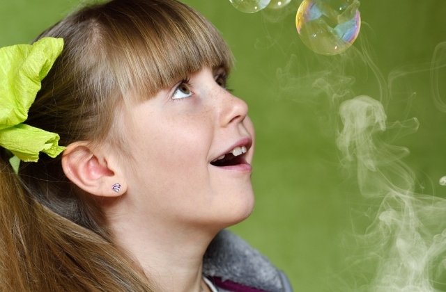 Studiu: Copiii expusi fumatului pasiv se confrunta cu un risc mai mare de a sforai