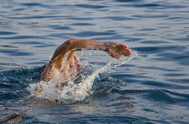 7 alimente pe care sa nu le mai consumi inainte sa inoti