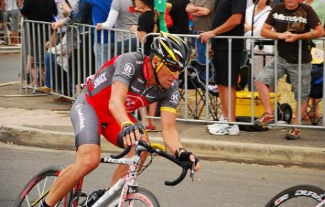 Armstrong revine pe bicicleta