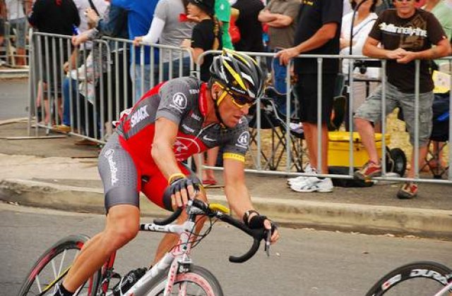 Armstrong revine pe bicicleta