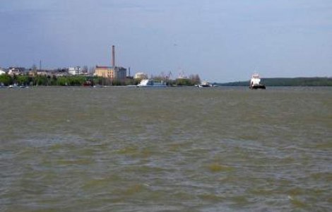 Peste 100 de nave au ramas blocate pe Dunare