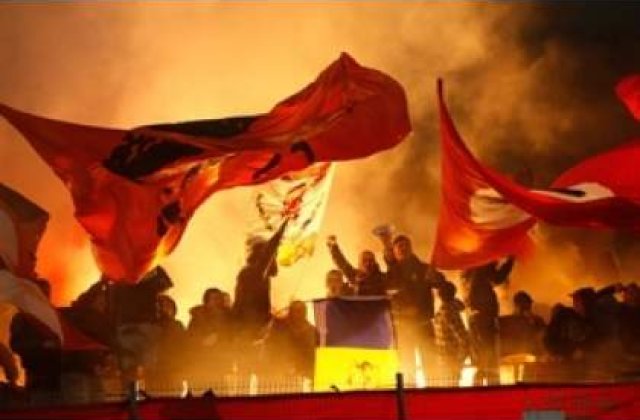 "Foc, fum, teroare". Galeria dinamovista, evacuata de pe stadion