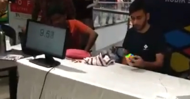 A rezolvat 2474 de cuburi Rubik in 24 de ore, folosind o singura mana