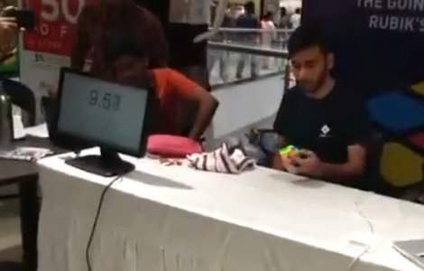 A rezolvat 2474 de cuburi Rubik in 24 de ore, folosindu-se de o singura mana / VIDEO