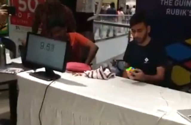 A rezolvat 2474 de cuburi Rubik in 24 de ore, folosindu-se de o singura mana / VIDEO