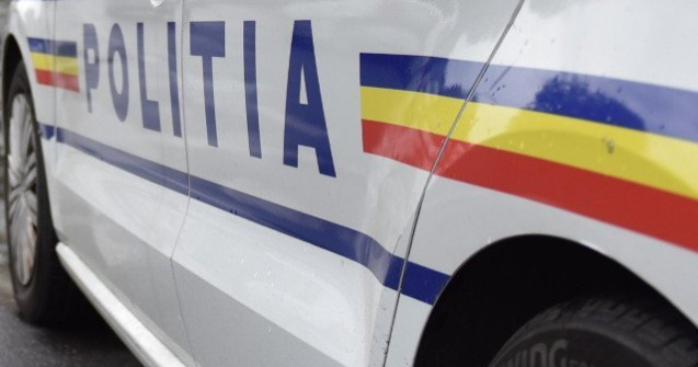 O adolescenta de 17 ani, lovita cu o secure de un barbat pentru ca facea galagie in scara blocului