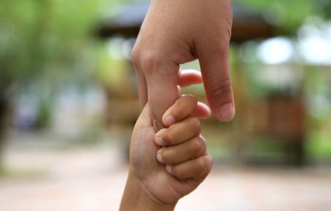 Copil de 9 ani, in stare grava dupa ce ar fi fost ranit de tata cu un cutit in zona capului