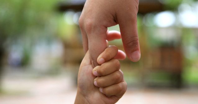 Copil de 9 ani, in stare grava dupa ce ar fi fost ranit de tata cu un cutit in zona capului