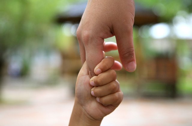 Copil de 9 ani, in stare grava dupa ce ar fi fost ranit de tata cu un cutit in zona capului