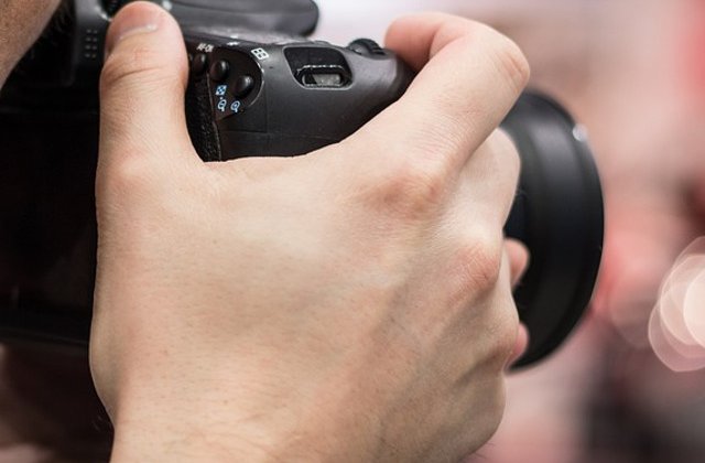 Un fotograf turc, laudat pentru ca a oprit nunta unui barbat cu o tanara de 15 ani