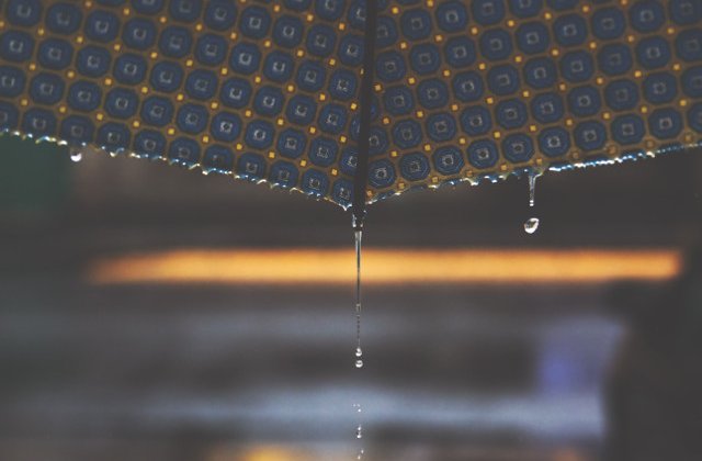 Cod GALBEN de ploi si vijelii in sapte judete, pana vineri seara