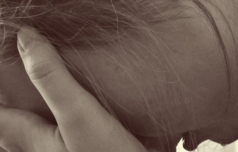 O adolescenta a fost batuta si tunsa cu foarfeca de oi de unchi