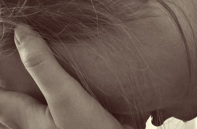 O adolescenta a fost batuta si tunsa cu foarfeca de oi de unchi