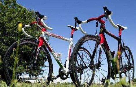 Bicicleta Ferrari, scumpa cat o masina