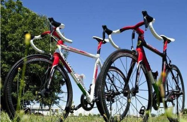 Bicicleta Ferrari, scumpa cat o masina