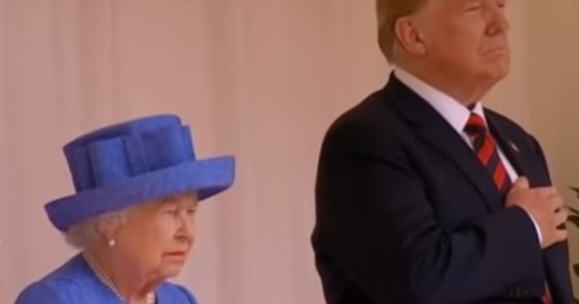 Donald Trump incalca protocolul regal