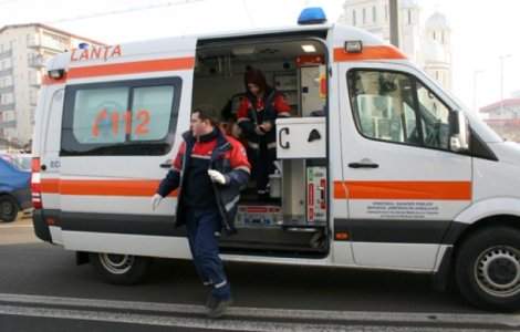 O femeie care a traversat printr-un loc nepermis, lovita in plin de o masina. Victima nu a mai putut fi salvata