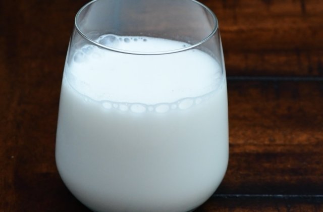 Studiu: Laptele integral poate oferi protectie contra accidentului vascular cerebral