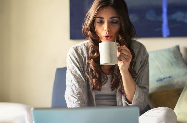 Studiu: 1 din 4 angajati romani lucreaza remote cel putin o data pe saptamana