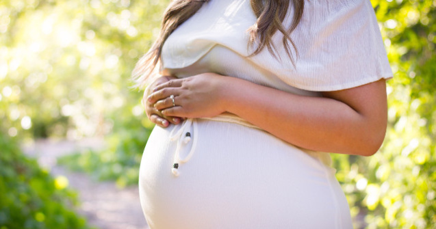 Femeie insarcinata in 9 luni, gasita de politisti in padure, cu putin timp inainte sa nasca