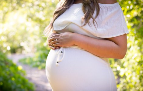 Femeie insarcinata in 9 luni, gasita de politisti in padure, cu putin timp inainte sa nasca