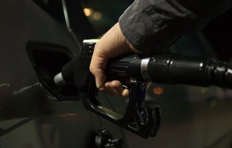 Iti place mirosul de benzina? Exista o explicatie stiintifica