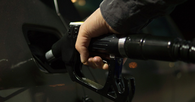 Iti place mirosul de benzina? Exista o explicatie stiintifica