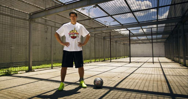 Cine este romanul care ne va reprezenta in finala de baschet de la Alcatraz?