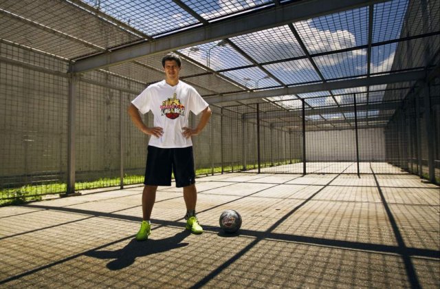 Cine este romanul care ne va reprezenta in finala de baschet de la Alcatraz?