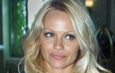 Pamela Anderson visa sa devina doamna Jackson