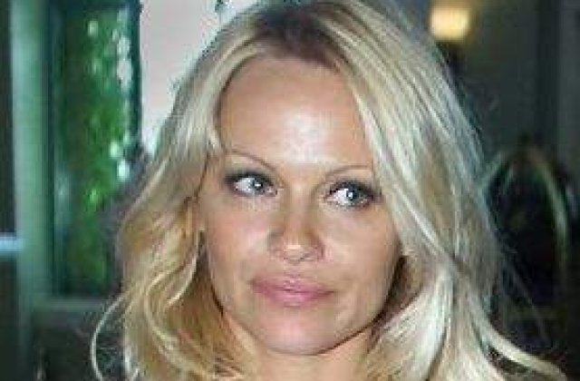 Pamela Anderson visa sa devina doamna Jackson