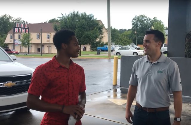 A parcurs pe jos 32 de km pentru a ajunge la timp la munca. Impresionat, seful i-a daruit o masina / VIDEO