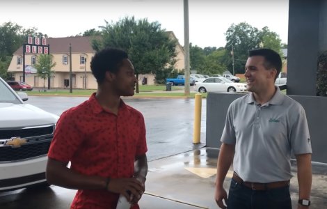 32 de km mersi pe jos ca sa ajunga la munca. Seful i-a daruit o masina