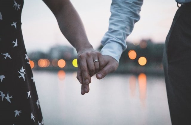 Presa britanica scrie despre un cuplu de romani care s-au casatorit si au devenit absolventi de Medicina in aceeasi zi/ FOTO