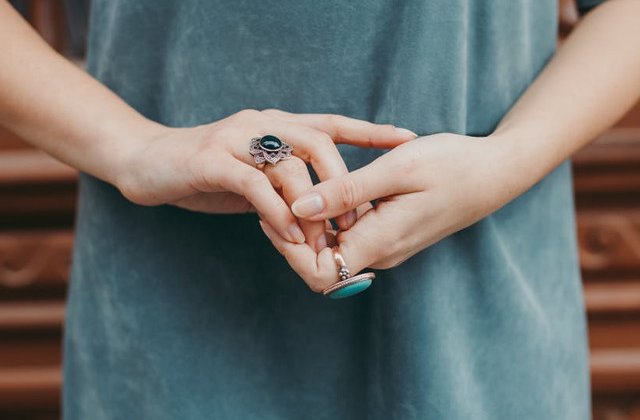 Simptomul pe care sa nu-l mai ignori: 10 momente in care sa te ingrijorezi daca iti amortesc mainile