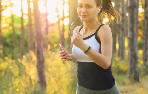 Studiu: Exercitiile fizice regulate sunt benefice pentru sanatatea inimii chiar si in zonele poluate