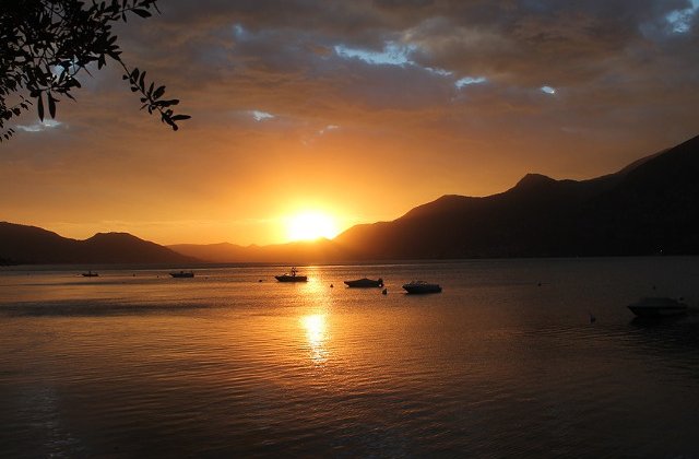 Un vapor cu turisti s-a scufundat pe un lac din Missouri: cel putin 11 morti si 7 raniti