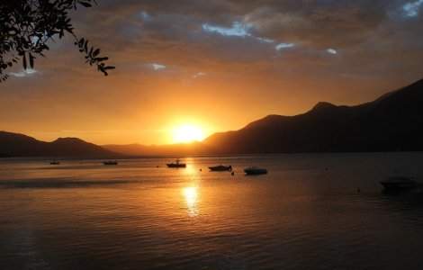 Un vapor cu turisti s-a scufundat pe un lac din Missouri: cel putin 11 morti si 7 raniti