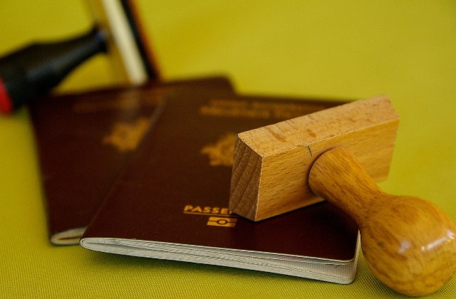 MAE: Pasapoartele simple electronice emise incepand de vineri au valabilitate 10 ani