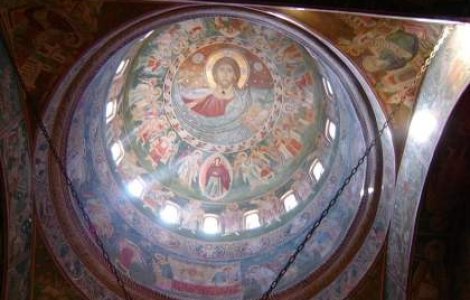 Mii de oameni s-au inghesuit la sfintirea unei biserici: Jandarmii au intervenit